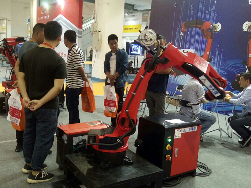 华天隆焊接机器人展览3